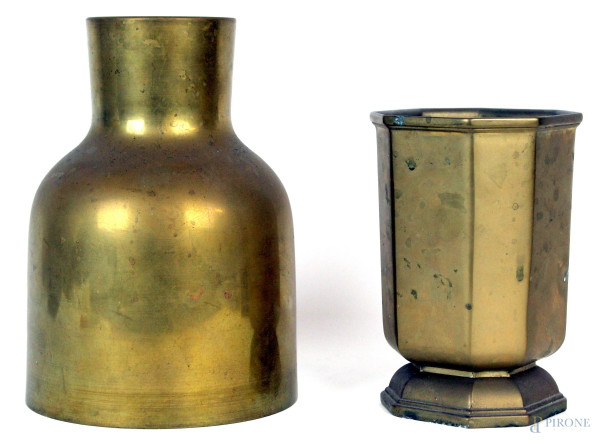Lotto di due oggetti in metallo dorato, altezza max cm 28, XX secolo, (difetti)
