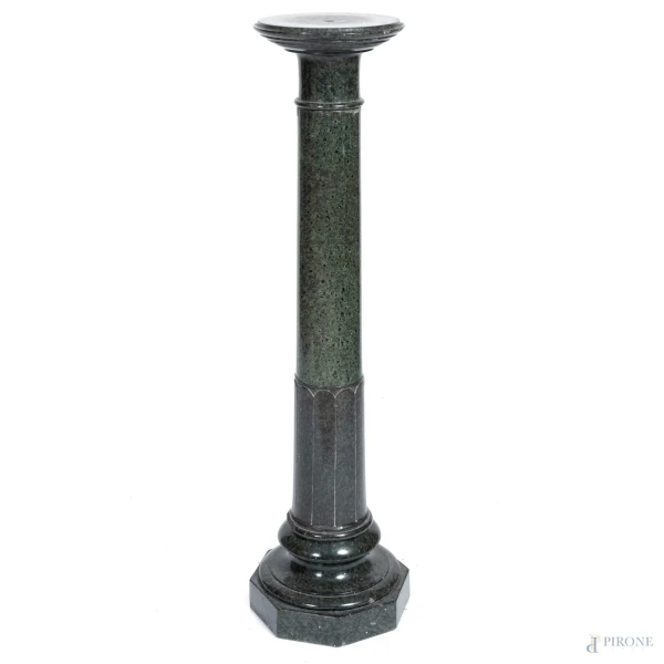 Colonna in marmo in tre elementi, XX secolo, altezza cm 111, (segni di usura, scalfiture, mancanze, difetti)