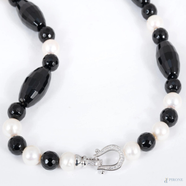 Parure con perle, onice e argento, lunghezza collana cm 60; lunghezza bracciale cm 20