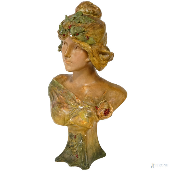 Scultura Liberty in terracotta dipinta raffigurante un busto femminile, inizio XX secolo, firmato, altezza cm 49 (difetti)