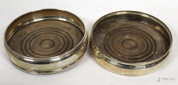 Coppia sottobottiglie in argento bolli Londra, diam. 13 cm.