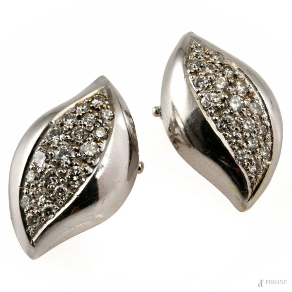 Coppia di orecchini in oro bianco 18 kt con brillantini, peso complessivo gr 10, (segni di usura, graffi)