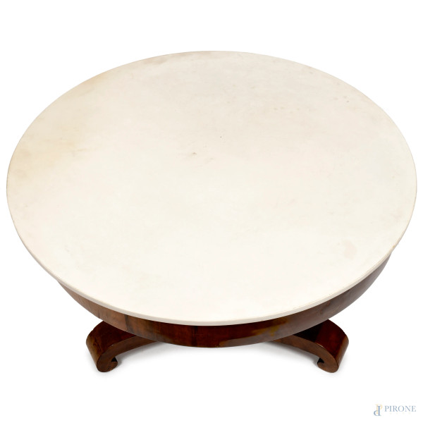 Tavolo tondo in noce con piano in marmo, fusto a colonna scanalata poggiante su base con tre este...