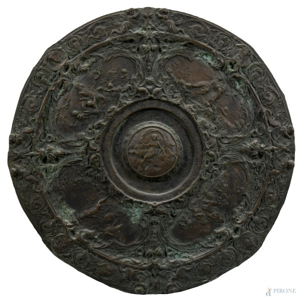 Scudo in bronzo cesellato con scene mitologiche, XIX-XX secolo, diametro cm 46, (segni di usura)