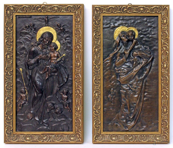Coppia di altorilievi in bronzo raffiguranti Madonna con Bambino e San Giuseppe, cm 41x20, primi &#39;900, entro cornice.
