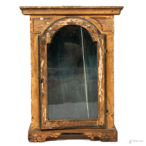 Teca in legno intagliato e dipinto, XIX secolo, cm 76x56x23, (segni di usura, scalfiture, difetti, cadute di colore, fori di tarlo, rotture, restauri, difetti)