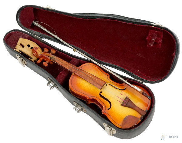 Piccolo violino in legno, inizi XX secolo, lunghezza cm 23, entro custodia originale, (difetti).