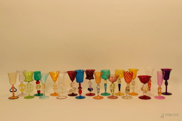 Lotto composto da venti calici in vetro di Murano, H massima 13 cm.