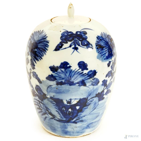 Potiche in porcellana bianca e blu a decori floreali, Cina, inizi XX secolo, altezza cm 32