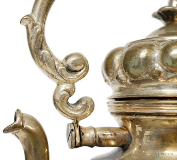 Samovar in argento battuto a mano, manifattura italiana, seconda metà del XX secolo, con corpo ba...