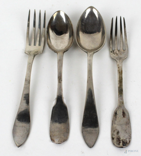 Lotto di due cucchiai e due forchette in argento, peso gr.240
