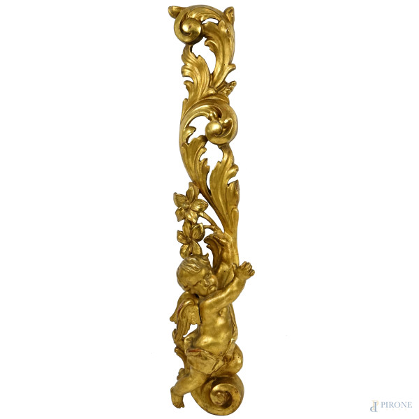 Fregio in legno scolpito e dorato ornato da putto, fiori e foglie d'acanto, XIX secolo, lunghezza cm 85, (difetti)