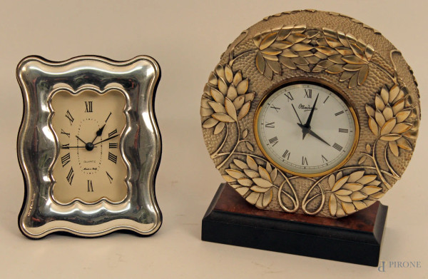 Lotto composto da due orologi al quarzo in materiali diversi, H 18 cm.