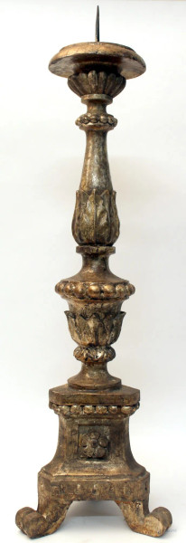 Candeliere in legno intagliato ed argentato a mecca, H 65 cm, XIX sec.