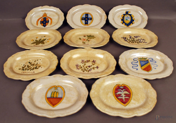 Lotto composto da undici piattini in ceramica dipinta, cm 14x18.