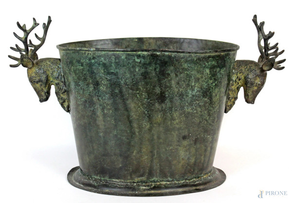 Porta champagne in bronzo con prese laterali a forma di teste di cervo, altezza cm 29,5x49x22, XX secolo