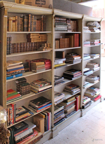 Libreria a giorno i legno lacacto con particolari dorati, h. 214x310x26 cm.