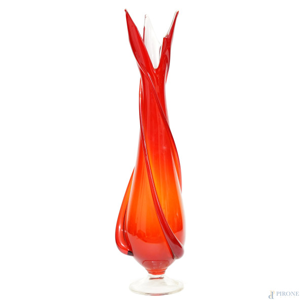 Vaso in vetro di Murano incamiciato rosso e bianco, XX secolo, altezza cm 48