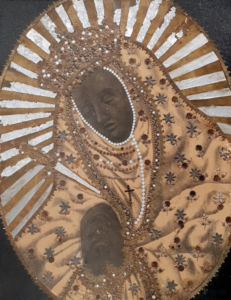 Rara immagine votiva in cromolitografie e inserti di stelle in metallo, fiori in pelle e altri preziosismi a rilievo su cartone, cm 51x39