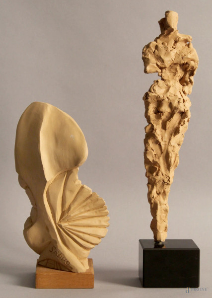 Lotto composto da due sculture in terracotta, raffiguranti soggetti diversi, altezza max. 29 cm.