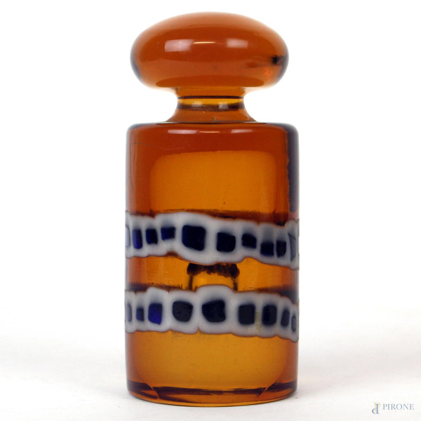 Fermacarte di forma cilindrica in vetro color ambra, decoro geometrico nei toni del blu e del bianco, cm h 14, XX secolo.