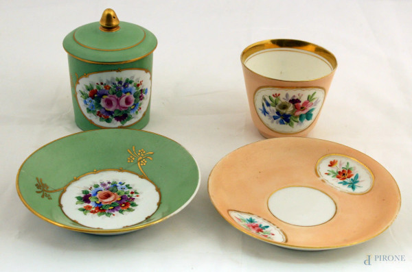 Lotto di due tazze in porcellana a decori diversi, h. 15 cm.