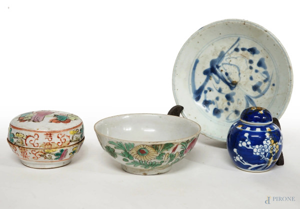 Lotto di quattro oggetti in porcellana, Cina, XX secolo, composto da due ciotoline e due cofanetti, diam.max cm 15, (difetti).