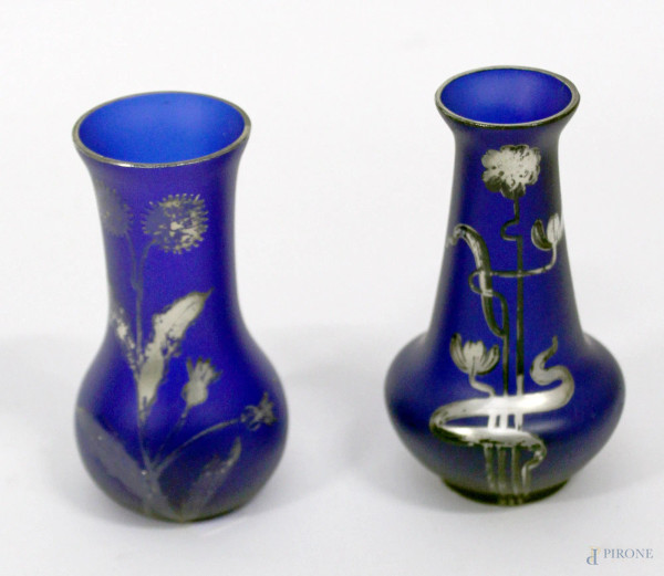 Lotto di due vasetti in vetro bl&#249; con applicazioni in argento, h. 10 cm.