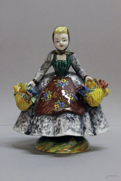 Fanciulla con cesta,scultura in maiolica policroma h.23 cm.