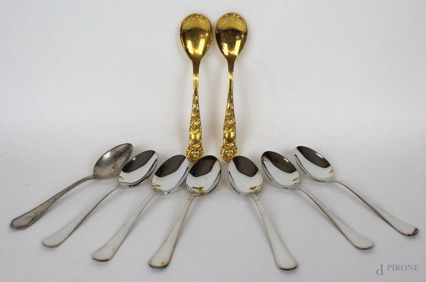 Lotto di nove cucchiaini in metallo dorato e argentato, lunghezza max cm 15, (segni del tempo).
