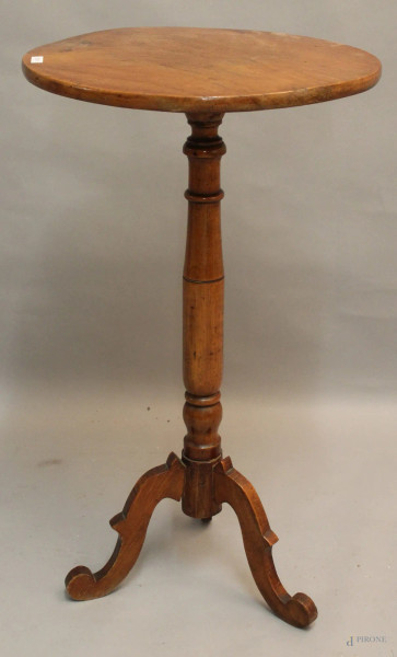 Tavolinetto di linea tonda in noce, poggiante su colonna e tre piedi, H 79 cm., diam. 45 cm.