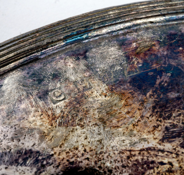 Piatto in metallo argentato, diametro cm 32, (segni di usura)