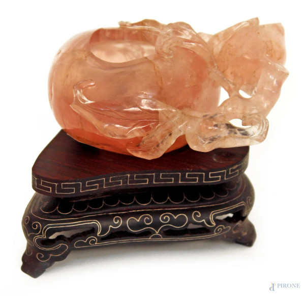 Vasetto in quarzo rosa, H 5 cm, difetti.