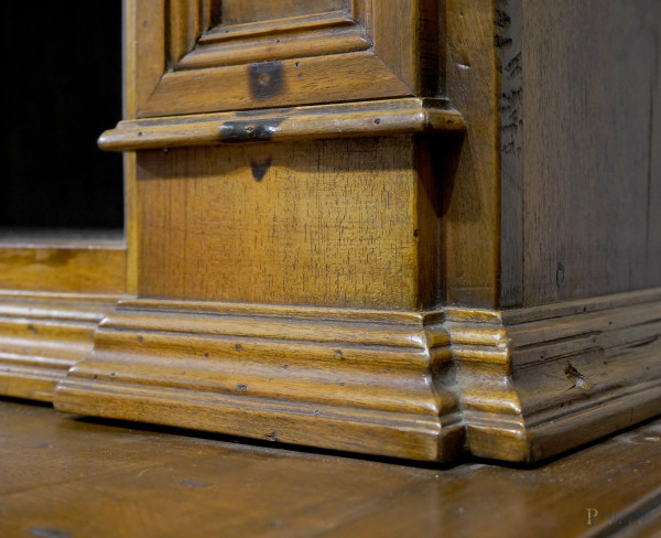 Credenza a doppio corpo in noce, XX secolo, cm 225x149,5x47,5.