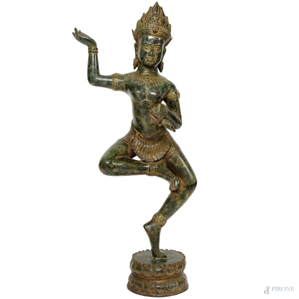 Apsara,  scultura in bronzo, cm h 58, arte orientale, XX secolo.