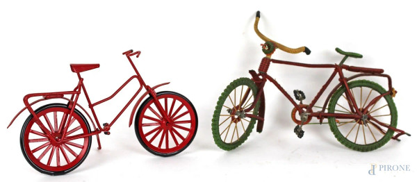 Lotto di due biciclette in materiali diversi, cm 18x12