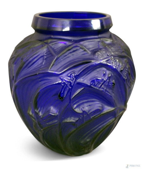 Ren&#232; Lalique, Vaso in vetro blu con decori a rilievo di grilli, H 28 cm.