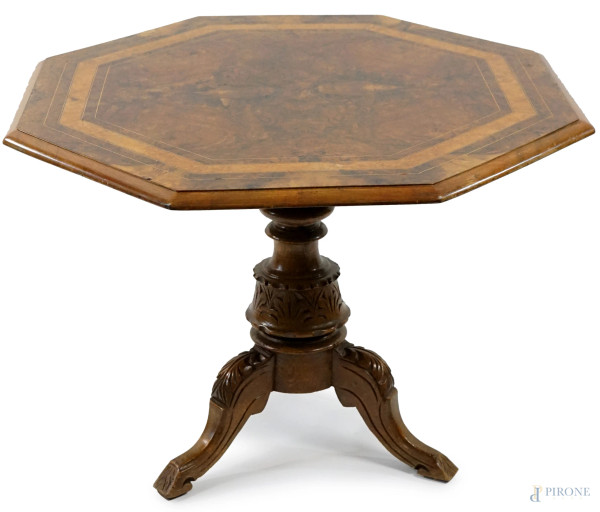 Basso tavolino con piano di linea ottagonale, fusto a balaustro con particolari intagliati, poggiante su tre gambe mosse desinenti a ricciolo, XX secolo, cm h 63x82x81, (difetti).