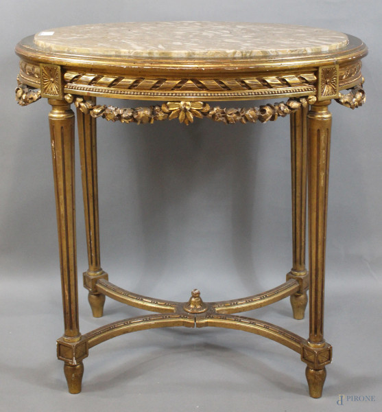 Tavolino di linea ovale, in legno dorato ed intagliato, piano incassato in marmo, gambe rastremate riunite da crociera, cm. 79x79x59, XX secolo, (difetti).