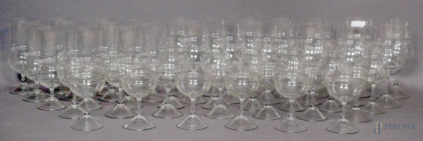 Servizio di bicchieri in vetro composto da; dodici bicchieri acqua, dodici bicchieri vino, tredici bicchieri Champagne e sei da liquore.
