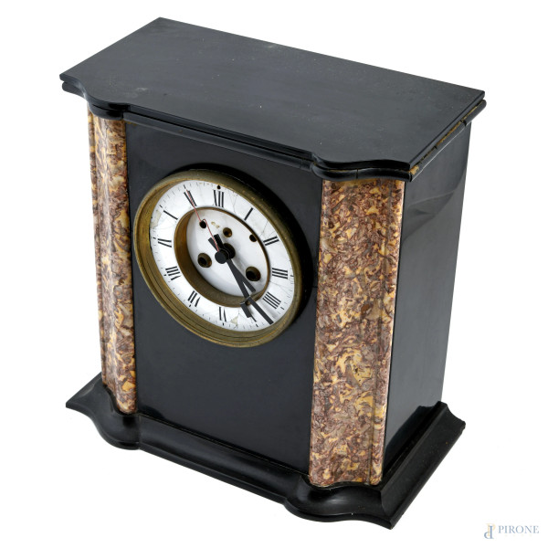 Trittico composto da orologio in marmo con quadrante a smalto in numeri romani e coppia di alzati...