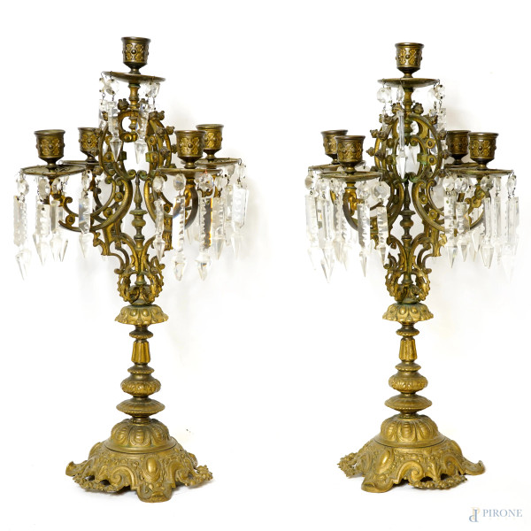 Coppia di candelabri in bronzo a 5 fuochi con decori cesellati e pendenti in vetro, fine XIX secolo, altezza cm 47,5  (difetti e mancanze)