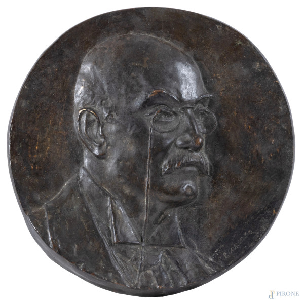 Placca in bronzo con bassorilievo raffigurante testa virile, XX secolo, diametro cm 35, firmato in basso a destra