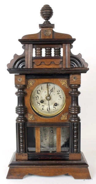 Orologio con carillon, cassa in legno, quadrante circolare a numeri arabi, altezza cm. 36, fine XIX-inizi XX secolo, (meccanismo da da revisionare).
