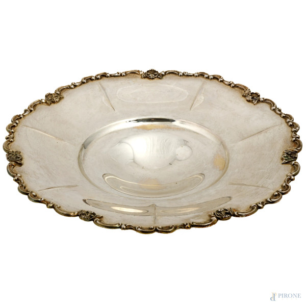 Alzata centrotavola in argento con profilo mosso e cesellato, poggiante su tre piedini, cm 6x29,5