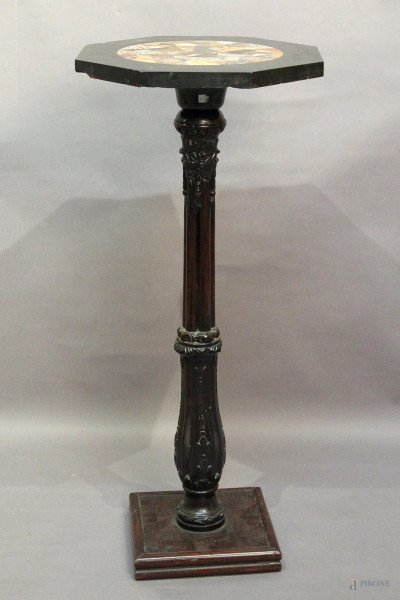 Tavolino di linea ottagonale con piano a vari marmi policromi, poggiante su colonna in ebano viola, intagliato, diametro 41 cm, H 92 cm.