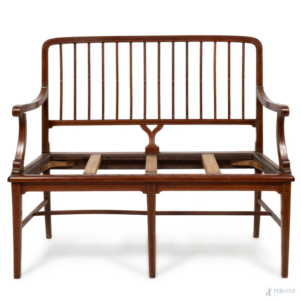 Divano a due posti in mogano con filettature in bosso, XIX-XX secolo. Schienale e braccioli traforati, gambe anteriori a obelisco rovesciato le posteriori a sciabola, cm h 99x118x50, (seduta mancante, difetti, scalfiture, rotture)