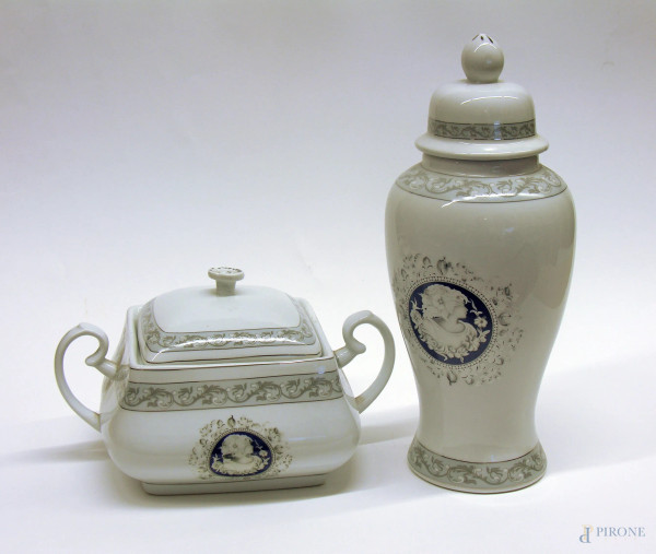  Lotto composto da centrotavola e potiche in ceramica “Belle epoque” con elegante decoro grigio e blu, altezza cm 16 e cm 33.