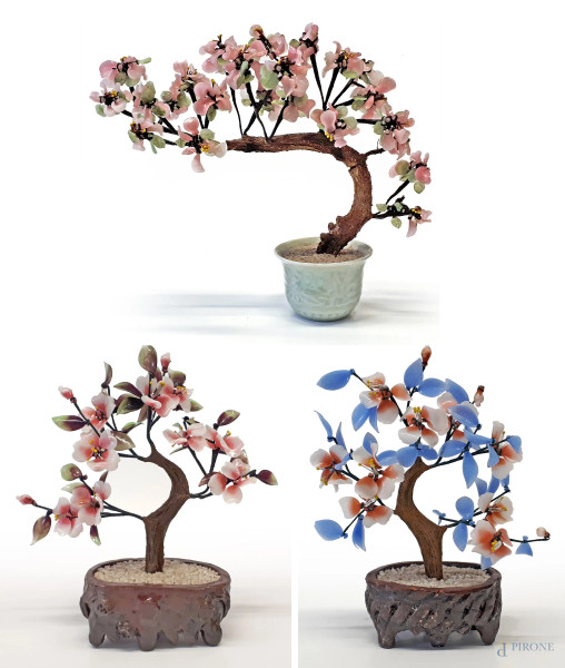 Lotto composto da tre bonsai vintage realizzati con mix di pietre dure in diverse tonalità di colore, altezza cm 35 circa ciascuno, Cina popolare XX sec.,
