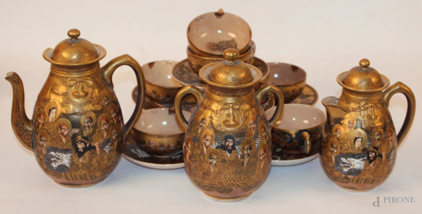 Servizio da tè e caffè in maiolica satsuma dorata con figure e draghi policromi con particolari a rilievo, XIX sec., pz. 15, (mancanze sulla teiera)